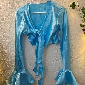 Cute Amazon cropped peasant sleeve tie front top!